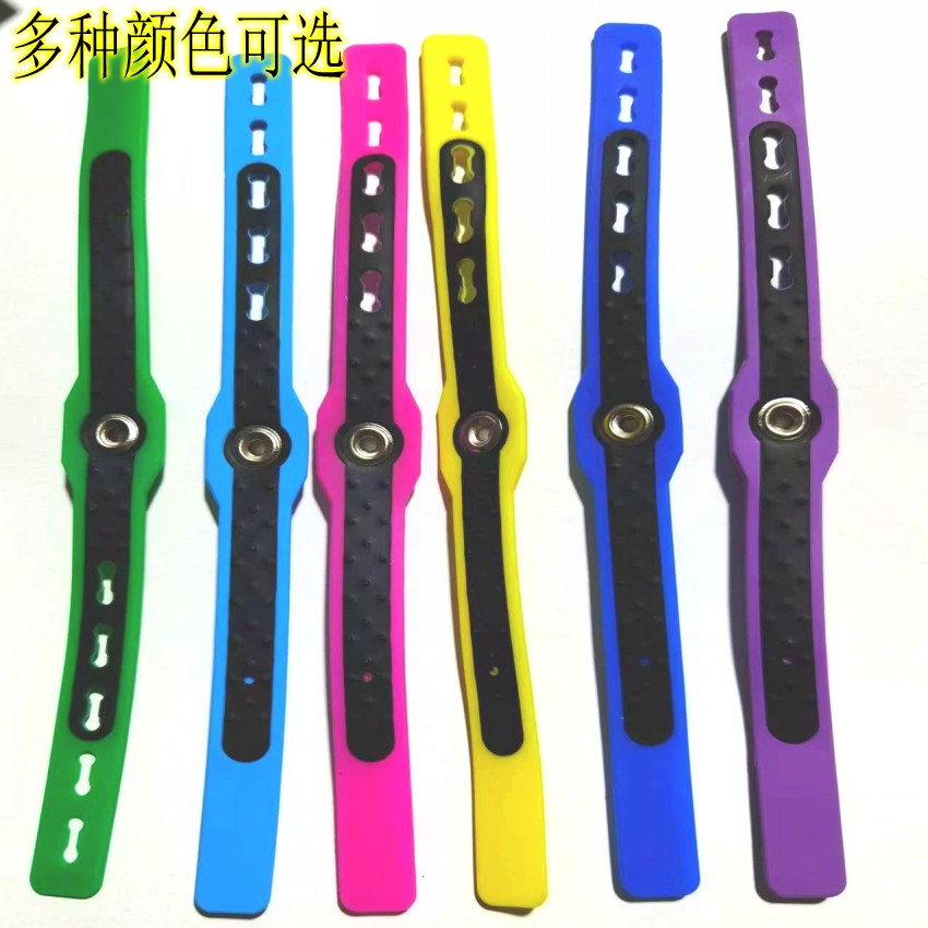 星夢(mèng)防靜電高品質(zhì)硅膠材料防靜電手腕帶高效防靜電耐用防汗多款可選東莞市星夢(mèng)防靜電制品有限公司是一家專業(yè)從事防靜電產(chǎn)品、無(wú)塵凈化用品生產(chǎn)、開發(fā)、銷售于一體的高新技術(shù)企業(yè)，其硅膠防靜電手腕帶產(chǎn)品具有獨(dú)特的特性和廣泛的應(yīng)用場(chǎng)景。以下是對(duì)該公司硅膠防靜電手腕帶產(chǎn)品的詳細(xì)介紹：  一、產(chǎn)品概述 硅膠防靜電手腕帶是東莞市星夢(mèng)防靜電制品有限公司的主打產(chǎn)品之一，采用高品質(zhì)硅膠材料制成，具有良好的導(dǎo)電性能和舒適的佩戴體驗(yàn)。該手腕帶設(shè)計(jì)合理，能夠緊密貼合手腕，確保靜電的有效導(dǎo)出，保護(hù)電子元器件免受靜電損害。  二、產(chǎn)品特性 高效導(dǎo)電：硅膠防靜電手腕帶采用優(yōu)質(zhì)導(dǎo)電材料，能夠迅速將人體產(chǎn)生的靜電導(dǎo)入大地，保護(hù)敏感電子元
